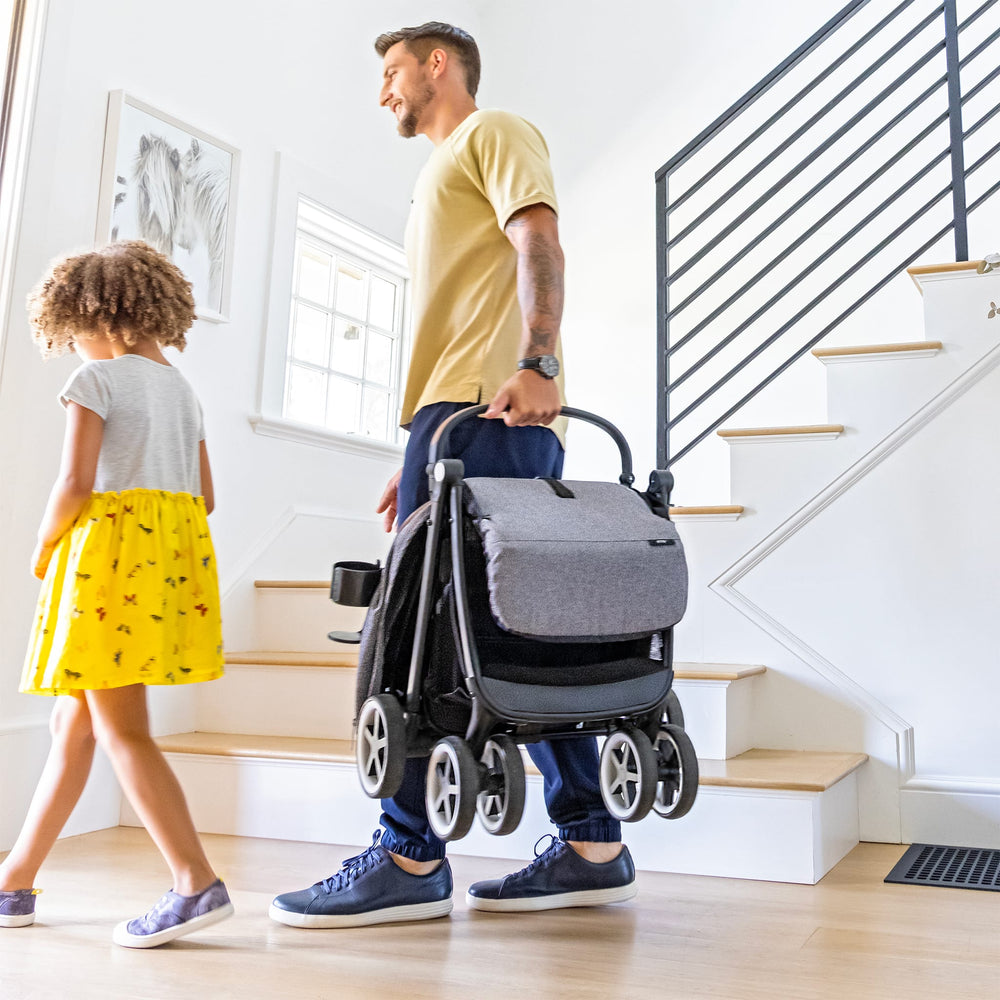 EVO-18812311_20_GOLD_OTTO_SELF_FOLDING_STROLLER_LIFESTYLE_MOONSTONE_EASY_CARRY_2.JPG
