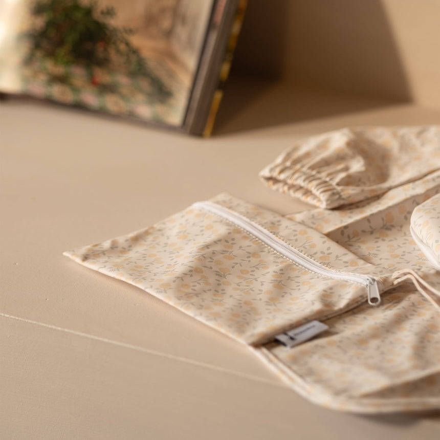 Bavoir Manche Longue Poche Intégrée 6-24m - Fleurs Jaune-Micasso-MSO-JIBAV01-FA-CLÉMENT