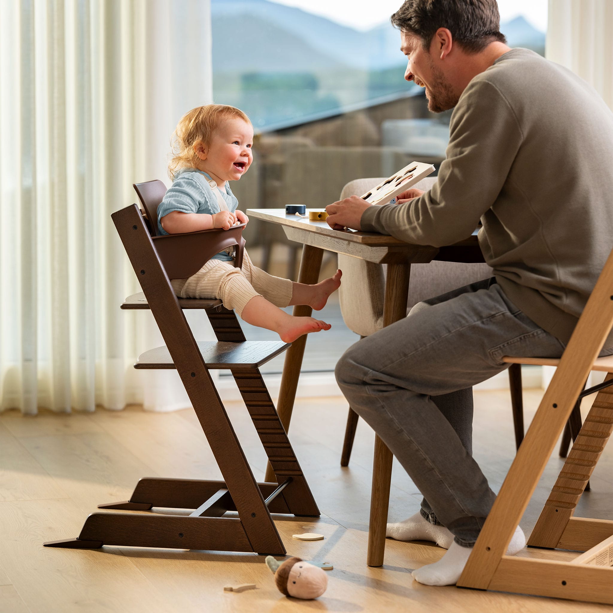 Tripp Trapp® High Chair V2 Brown, Cushion and Stokke® Tray – CLÉMENT